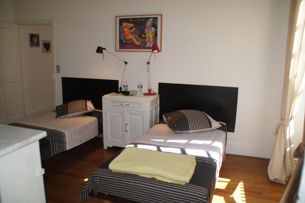 Le Charles IX Apartment Roussillon  Екстериор снимка